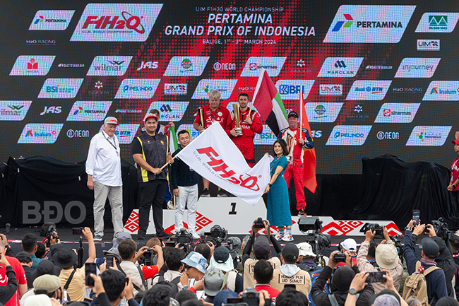 Binh Dinh - Vietnam received the flag to organize the UIM F1H2O international motorboat race