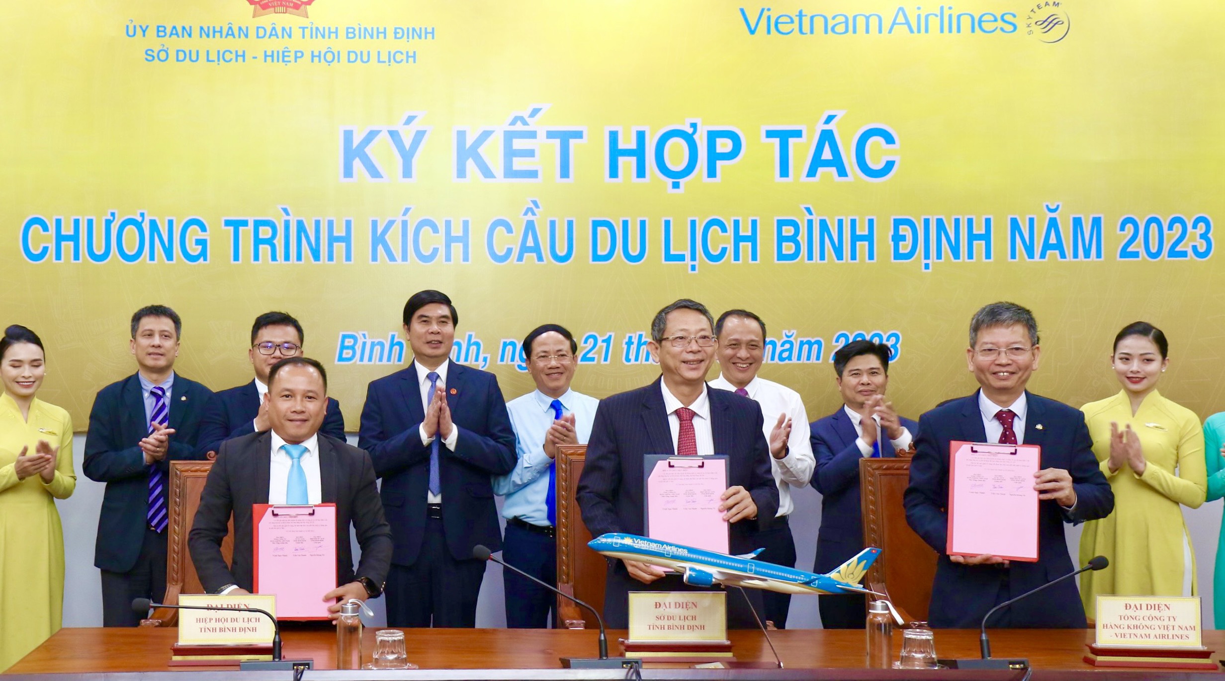 Binh Dinh성 인민위원회는 Vietnam Airlines Corporation (Vietnam Airlines)과 협력합니다.