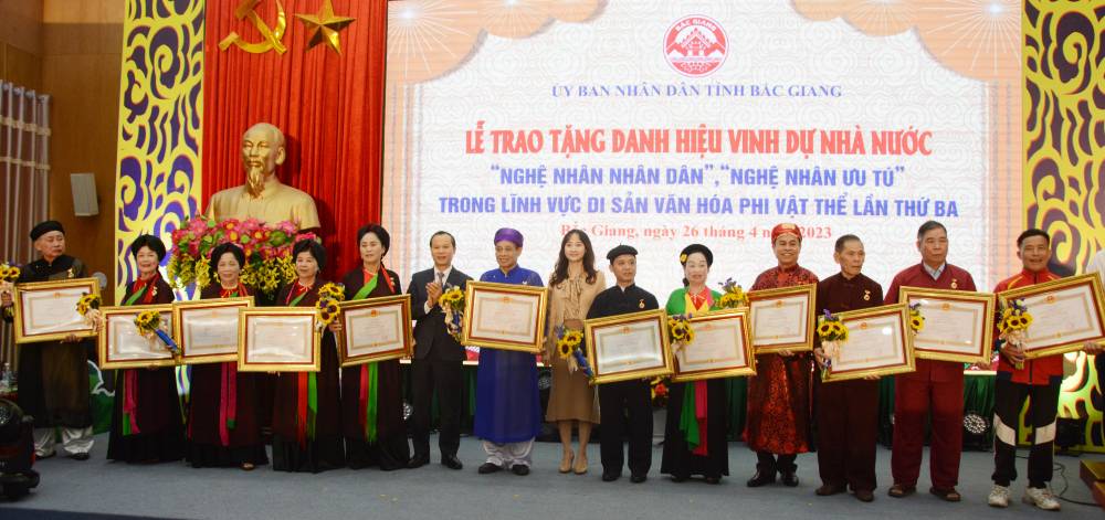 Bắc Giang: Tổ chức Lễ trao tặng danh hiệu vinh dự nhà nước “Nghệ nhân Nhân dân”, “Nghệ nhân Ưu tú” trong lĩnh vực Di sản văn hóa phi vật thể lần thứ Ba