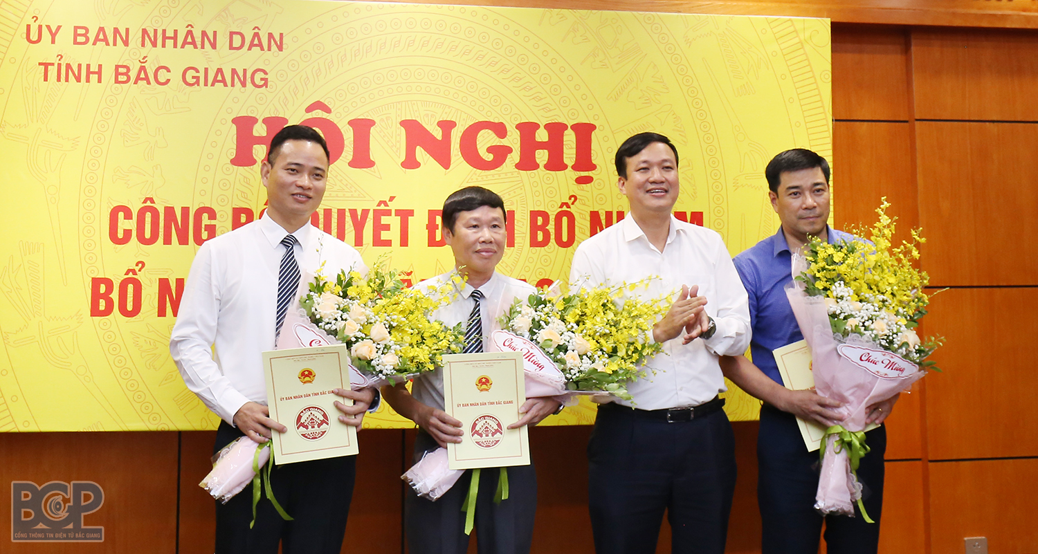 Phó Chủ tịch UBND tỉnh Lê Ô Pích trao các quyết định bổ nhiệm lãnh đạo quản lý sở, ngành