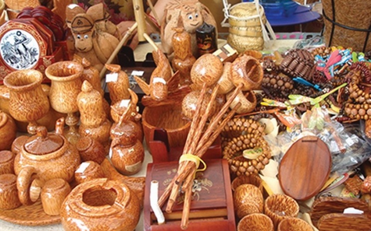 The handcrafted coconut art products of Mo Cay Nam are increasingly appealing to tourists.