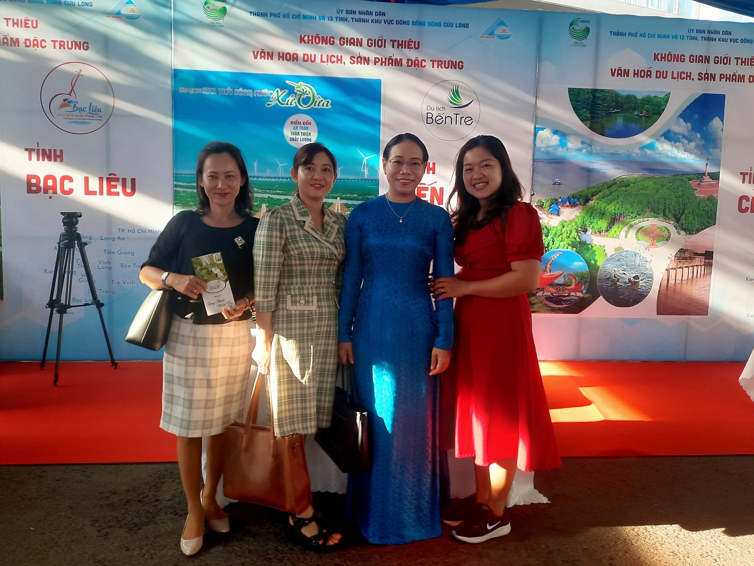 Conference summarizing the program for tourism development  and cooperation  between Ho Chi Minh City and 13 provinces , cities in the Mekong Delta in 2022