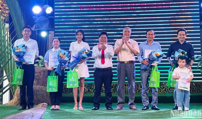 Tổng kết trại sáng tác và trao giải thưởng cuộc thi ảnh đẹp “Nụ cười Bến Tre”