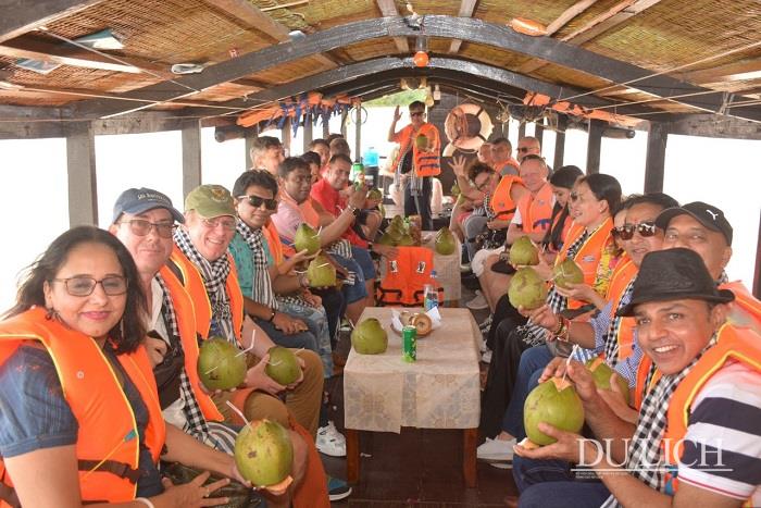 Bến Tre chào đón đoàn khách lữ hành quốc tế đến trải nghiệm du lịch xứ dừa