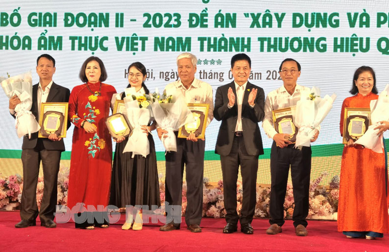 Ben Tre's coconut shrimp and meat salad (Goi cu hu tom thit) was honored as a national typical dish