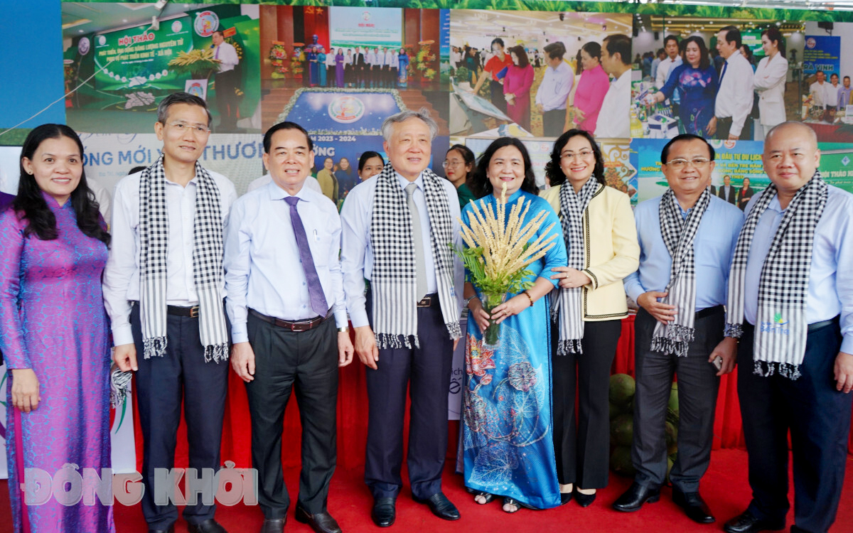 Tham quan trưng bày các sản phẩm chủ lực và trải nghiệm không gian bản đồ số xúc tiến đầu tư tỉnh Bến Tre