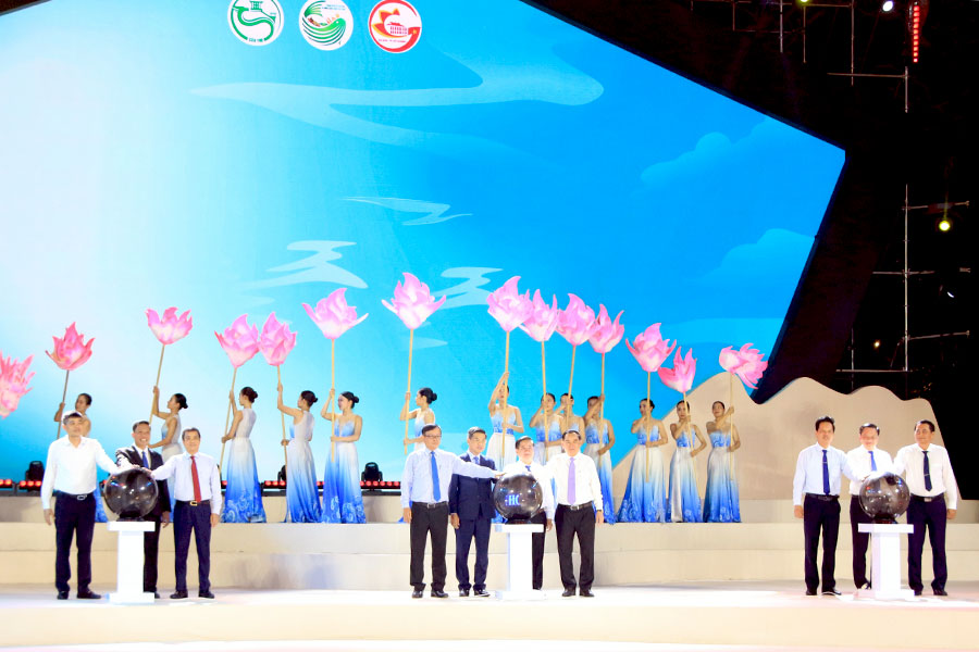 Chủ tịch UBND Tỉnh Trần Ngọc Tam dự Tuần Lễ Du lịch - Thương mại TP.HCM và ĐBSCL năm 2024 tại Thành phố Cần Thơ