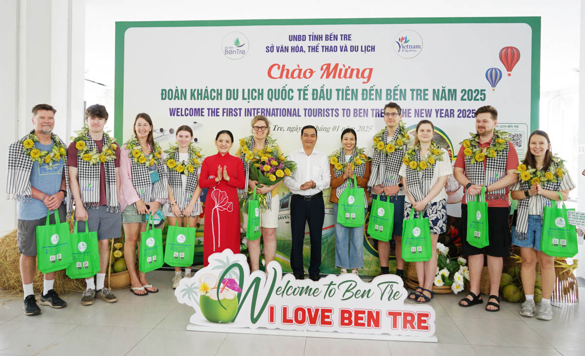 Đón đoàn du khách quốc tế đầu tiên đến Bến Tre đầu năm mới 2025