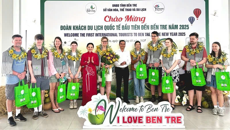 Đón đoàn khách du lịch quốc tế “xông đất” đầu năm 2025 tại quê hương xứ dừa