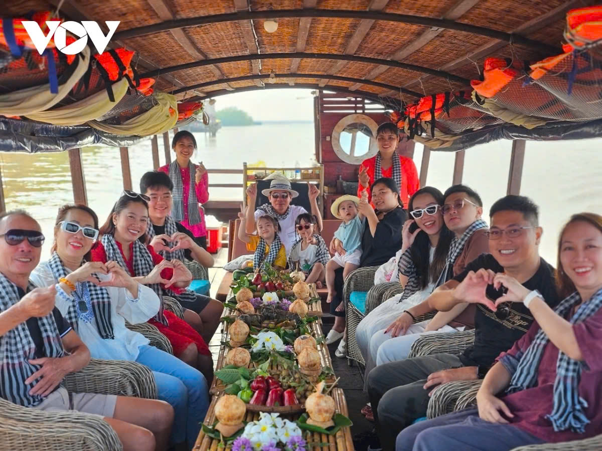 Tiền Giang, Bến Tre thu hút đông khách du lịch dịp Tết