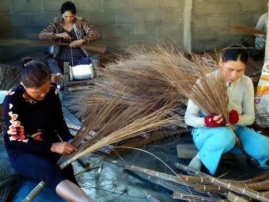 My An broom making village contributes to the development of tourism in Thanh Phu district