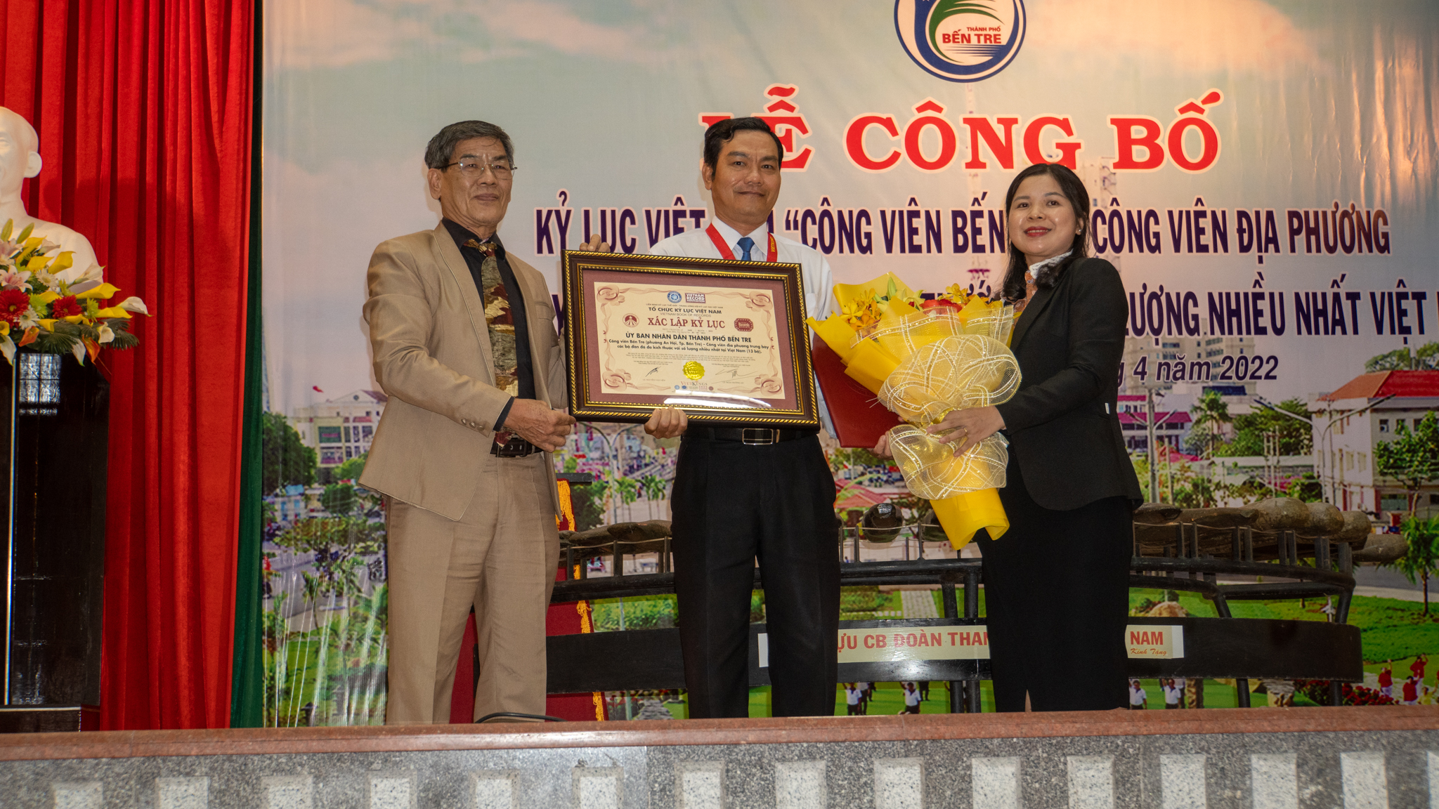 Record announcement ceremony for the Park displaying the most multi-sized stone instruments in Vietnam in Ben Tre