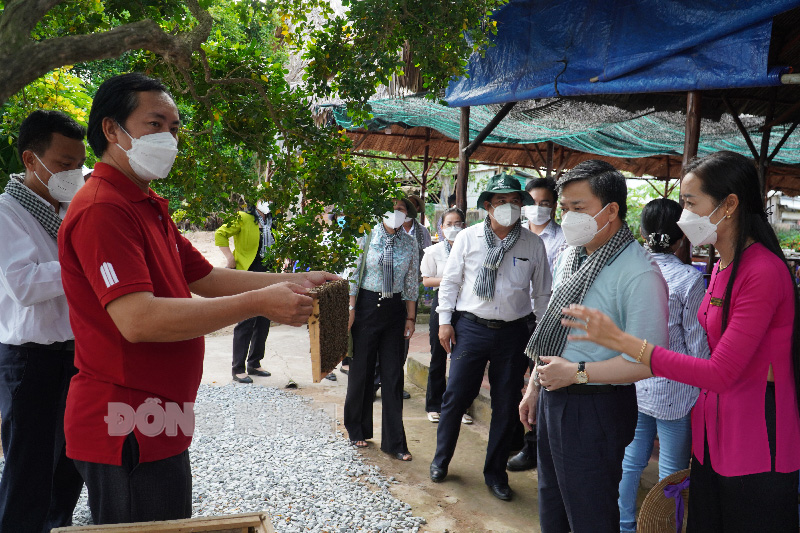 Provincial Party Secretary Le Duc Tho surveys the tourist route on Tien River