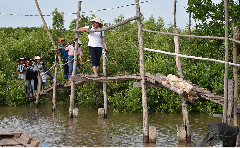 (MegaStory - Dong Khoi Online Newspaper) Experiential tourism in Ben Tre: Love more the beauty of Coconut Land