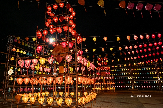 Come to Lantern Square with sparkling colors to celebrate Mid-Autumn Festival