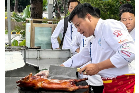 Chefs from Binh Thuan and Dong Nai interact and guide how to prepare dishes