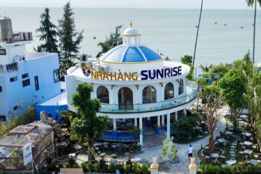 Enjoy delicious food and beautiful sea views at Sunrise Muine