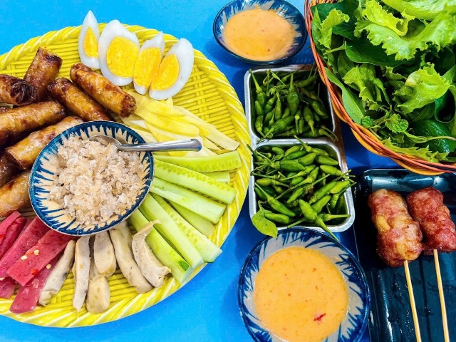 Phan Thiet organizes a pilot food street