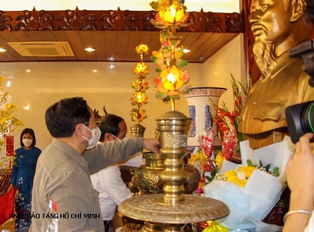 Prime Minister Pham Minh Chinh offers incense to pay tribute to Uncle Ho at the Ho Chi Minh Museum