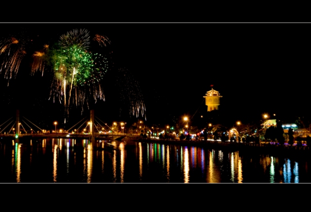 To take photos of the most sparkling Phan Thiet New Year's Eve fireworks