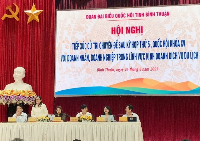 The Binh Thuan Provincial National Assembly Delegation meets voters who are businessmen and tourism businesses