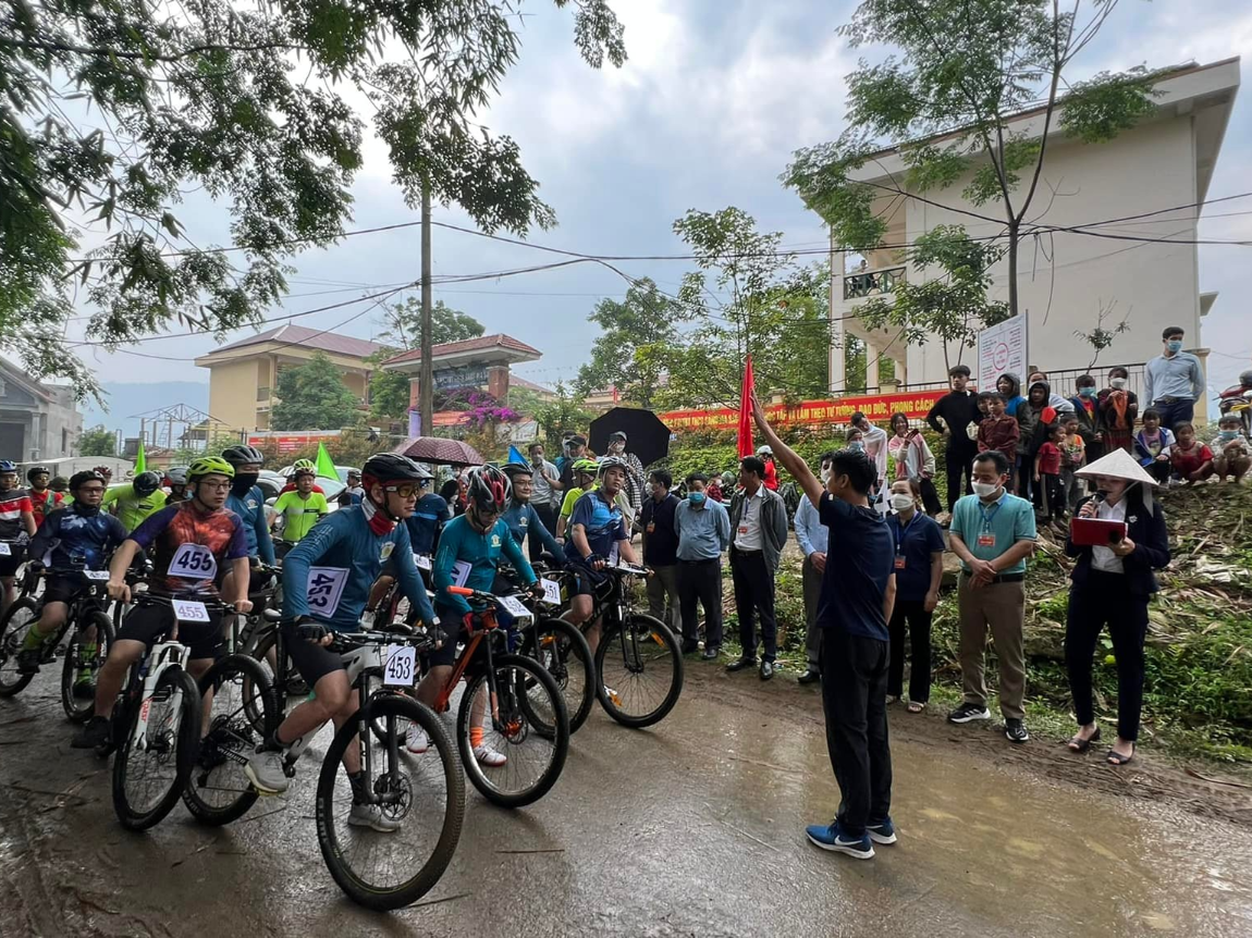 Mountain bike race "Go in the middle of Azalea flower season " in 2024, Bat Xat district, Lao Cai province