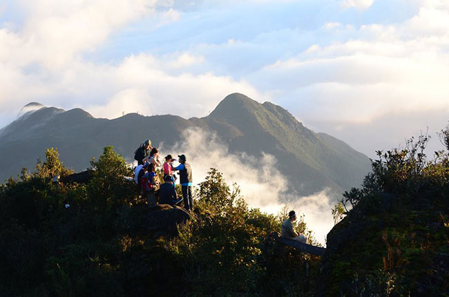 Ngỡ ngàng trước cảnh đẹp hùng vỹ khi chinh phục những đỉnh núi cao ở Lào Cai