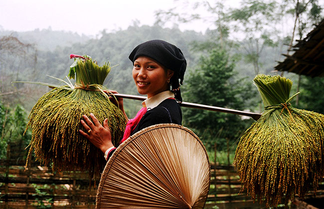 Rực rỡ sắc màu trang phục các dân tộc Lào Cai