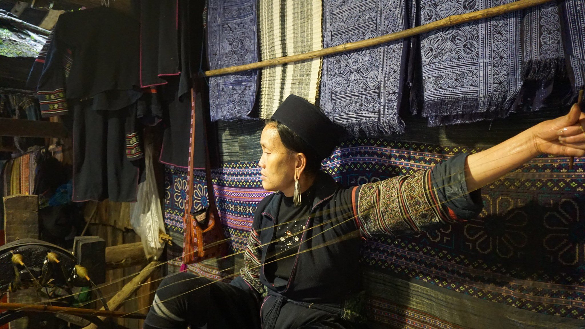 Người Mông ở Sa Pa gìn giữ văn hóa nghề trồng lanh dệt vải
