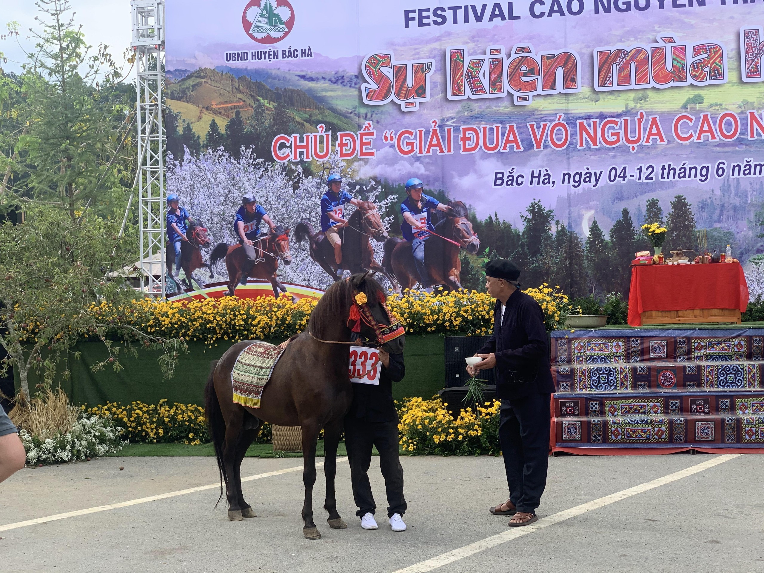 Hấp dẫn Chương trình nghệ thuật sân khấu hóa Tôn vinh Di sản văn hoá Phi vật thể Lễ hội đua ngựa