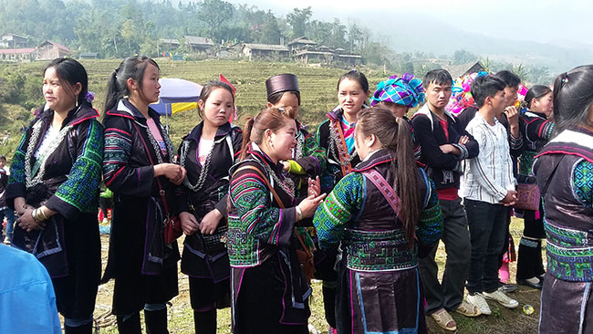 Sắc màu trên trang phục thổ cẩm của một số dân tộc ở Lào Cai 