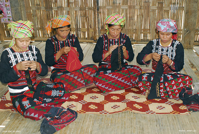 Nhà du lịch Sa Pa tổ chức trình diễn thổ cẩm và không gian âm nhạc dân tộc