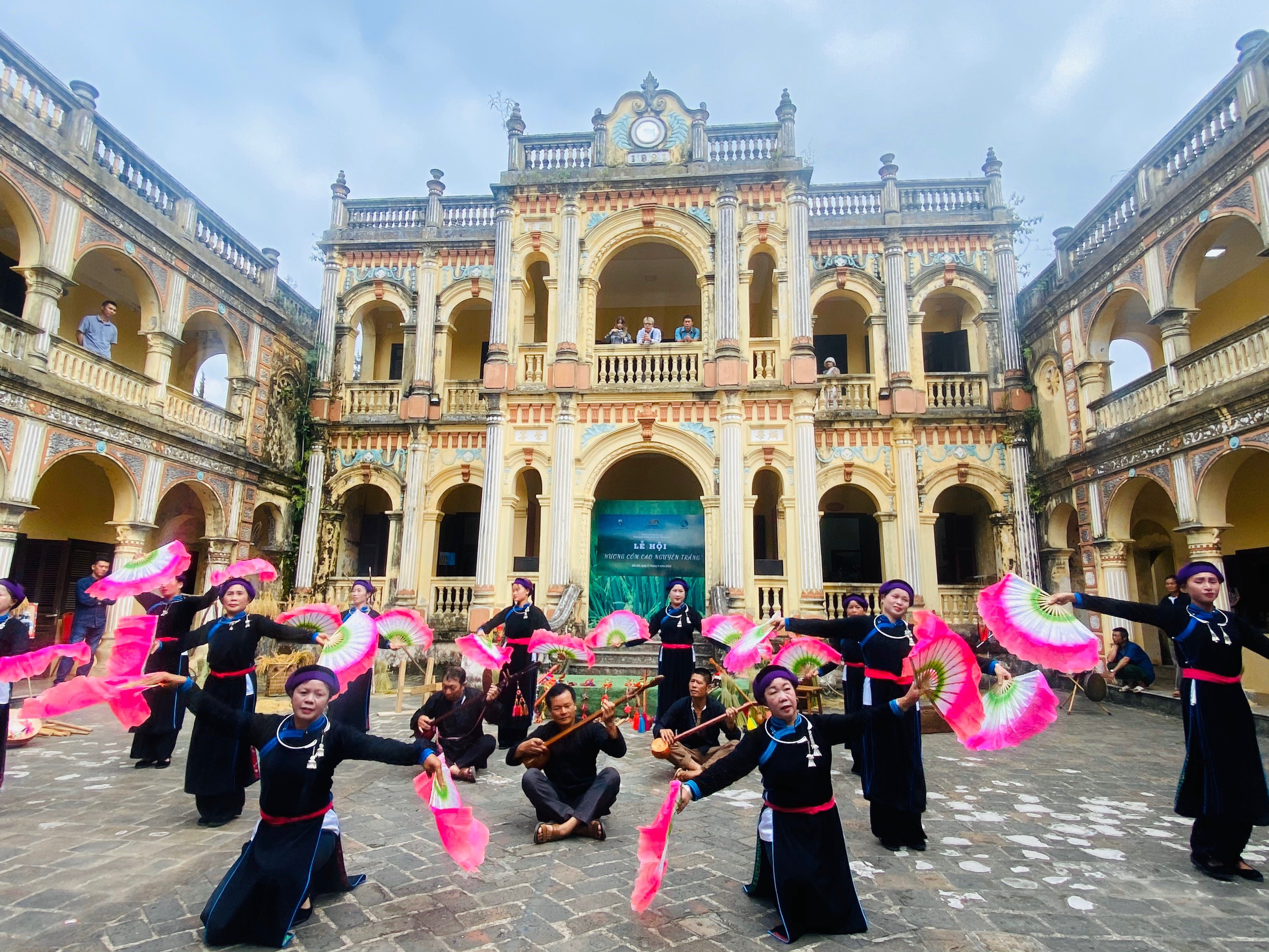 Du khách đắm say trong điệu xòe Tà Chải, Bắc Hà