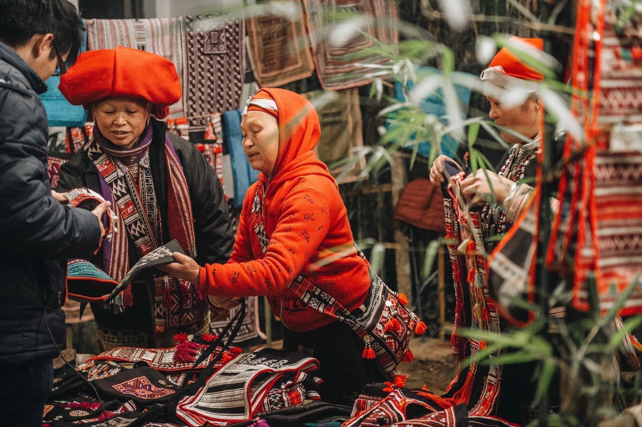 高原人民独特的手工刺绣产品吸引游客