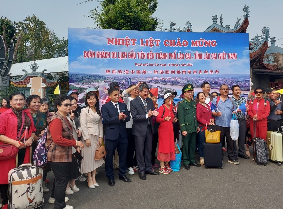 Đoàn khách du lịch Trung Quốc đầu tiên qua Cửa khẩu Quốc tế Lào Cai