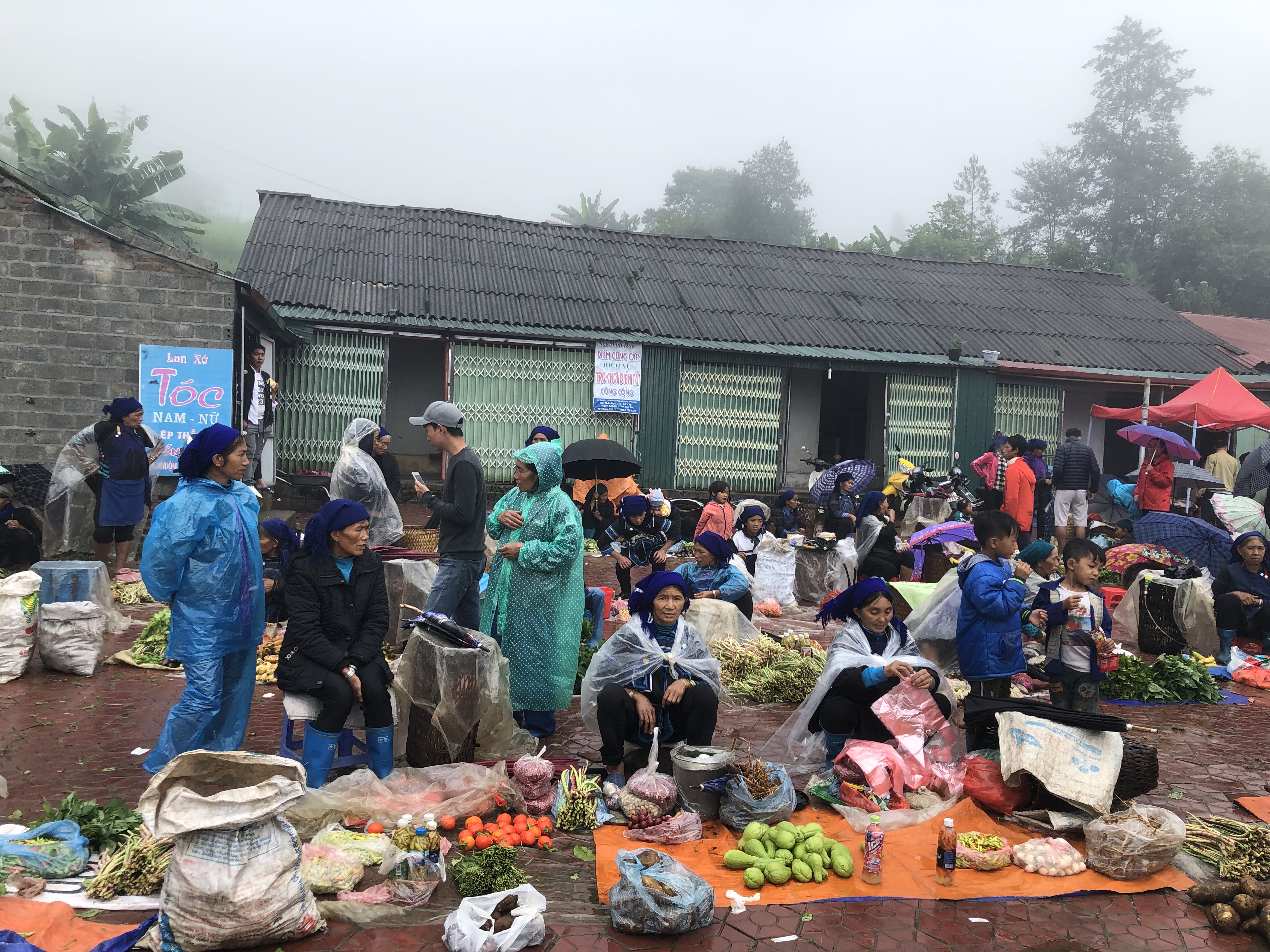 Experience the Lao Cai Phien market
