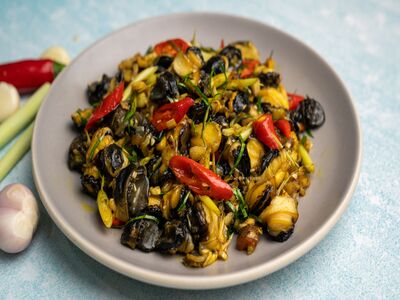 Stir-fried Snails with Lemongrass and Chili