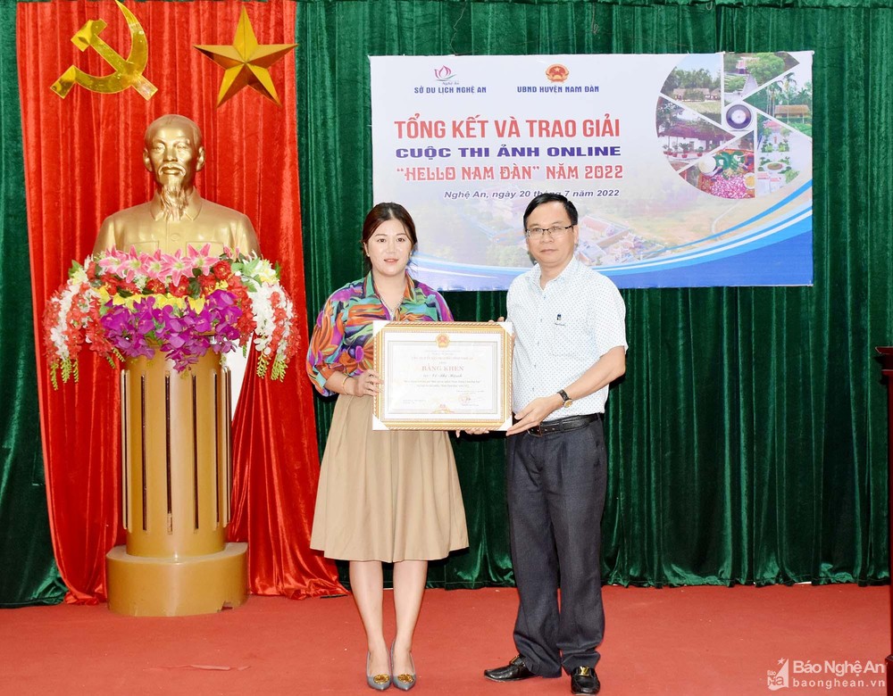 Awarding the 'Hello Nam Dan' online photo contest in 2022