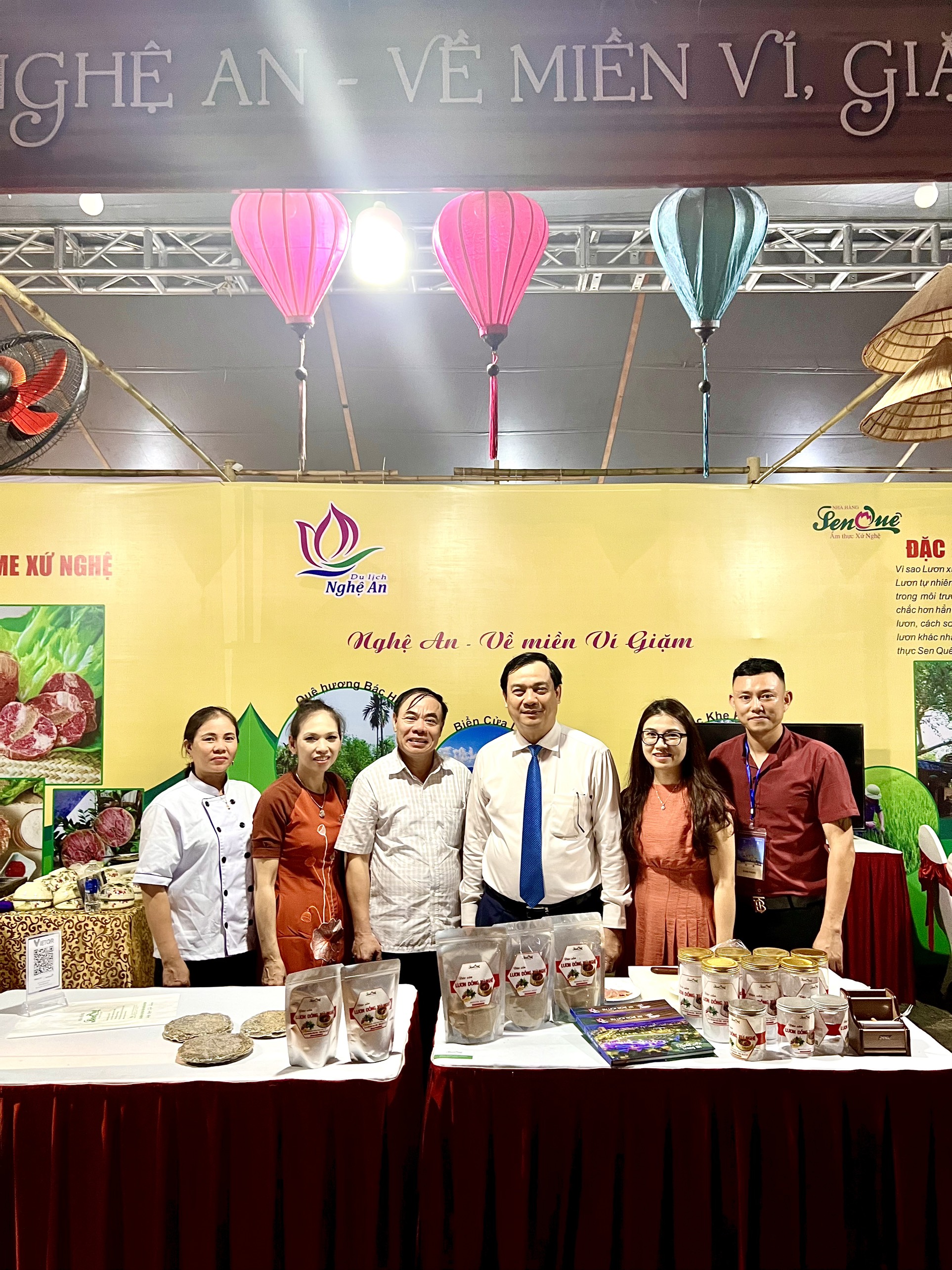 232 / 5.000 Kết quả dịch Kết quả bản dịch Nghe An participates in the Vietnam Culture and Cuisine Festival 2023 in Quang Tri with the theme "National Soul - Taste of the Motherland" taking place from April 28 to 30, 2023 at Cua Viet Tourist Service Area Square. Cua Viet town, Gio Linh district, Quang Tri province.