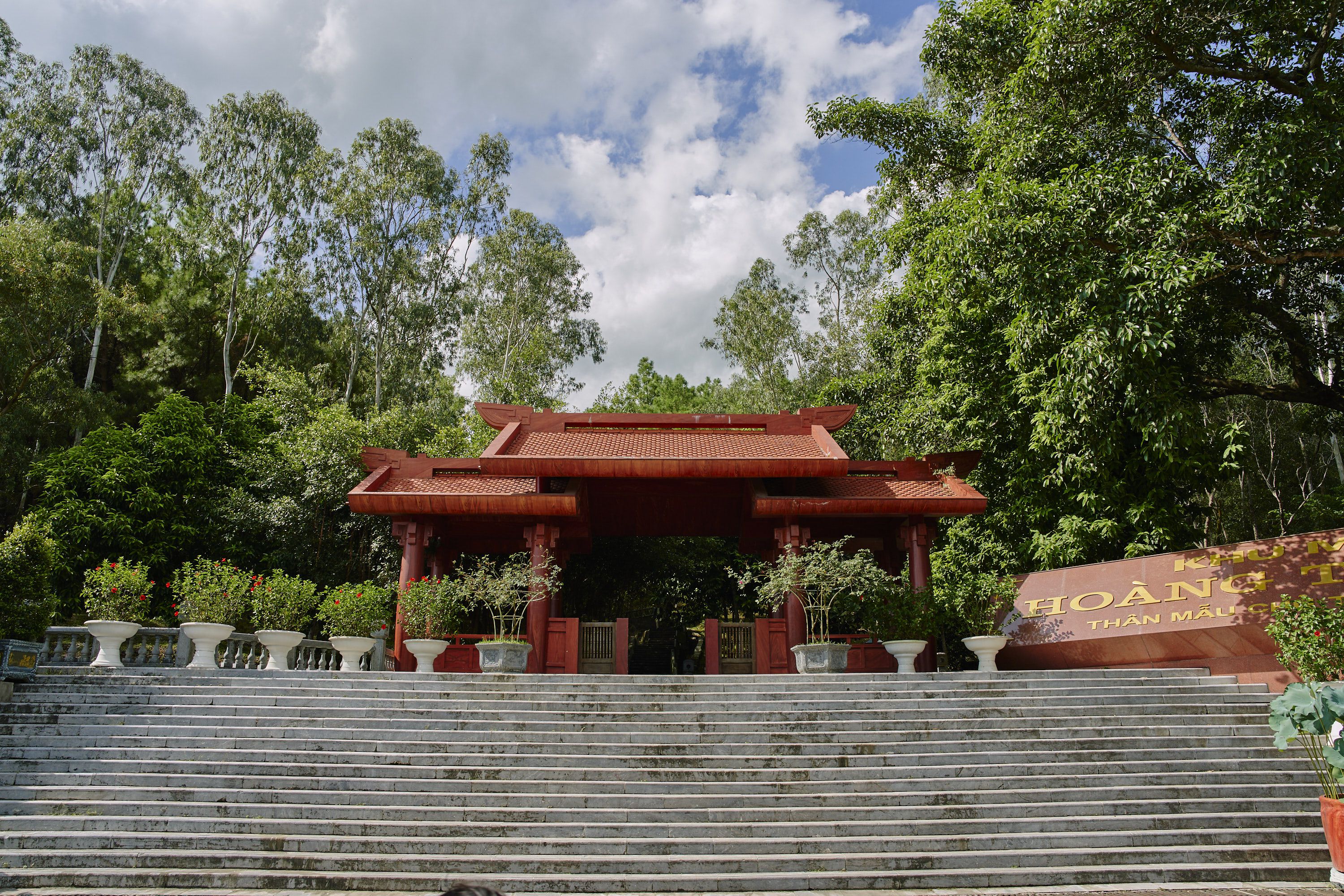 Khu mộ Bà Hoàng Thị Loan, Bà Hà Thị Hy