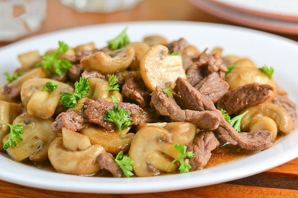 Stir-fried beef with mushrooms