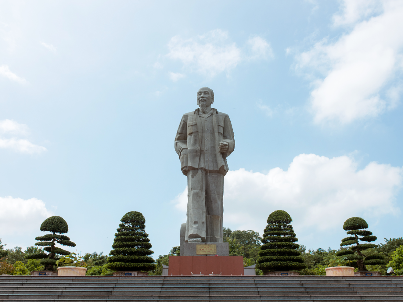 Quảng trường Hồ Chí Minh và Tượng đài Bác Hồ, TP. Vinh