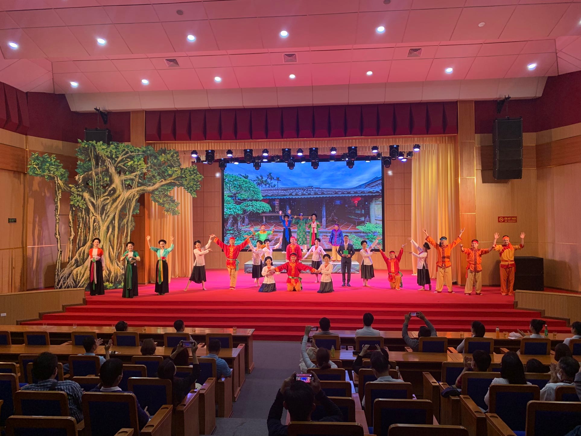 Show biểu diễn nghệ thuật phục vụ du khách thập phương về dự Giỗ Tổ Hùng Vương năm Nhâm Dần 2022.
