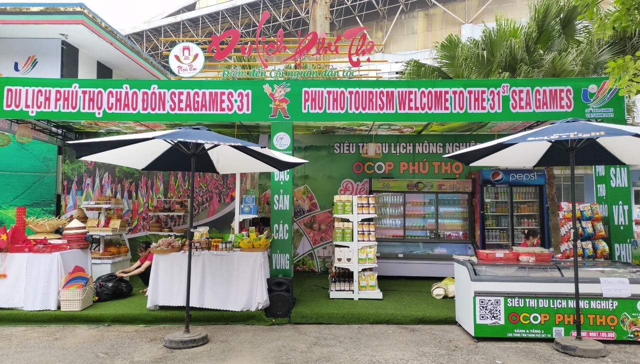 Gian hàng giới thiệu Du lịch và các sản phẩm OCOP của tỉnh Phú Thọ thu hút đông du khách check-in trong những ngày diễn ra SEAGAMES 31.