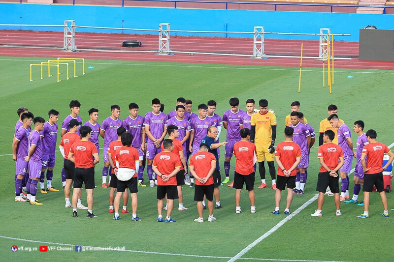Đội tuyển U23 có buổi tập đầu tiên trên sân vận động Việt Trì