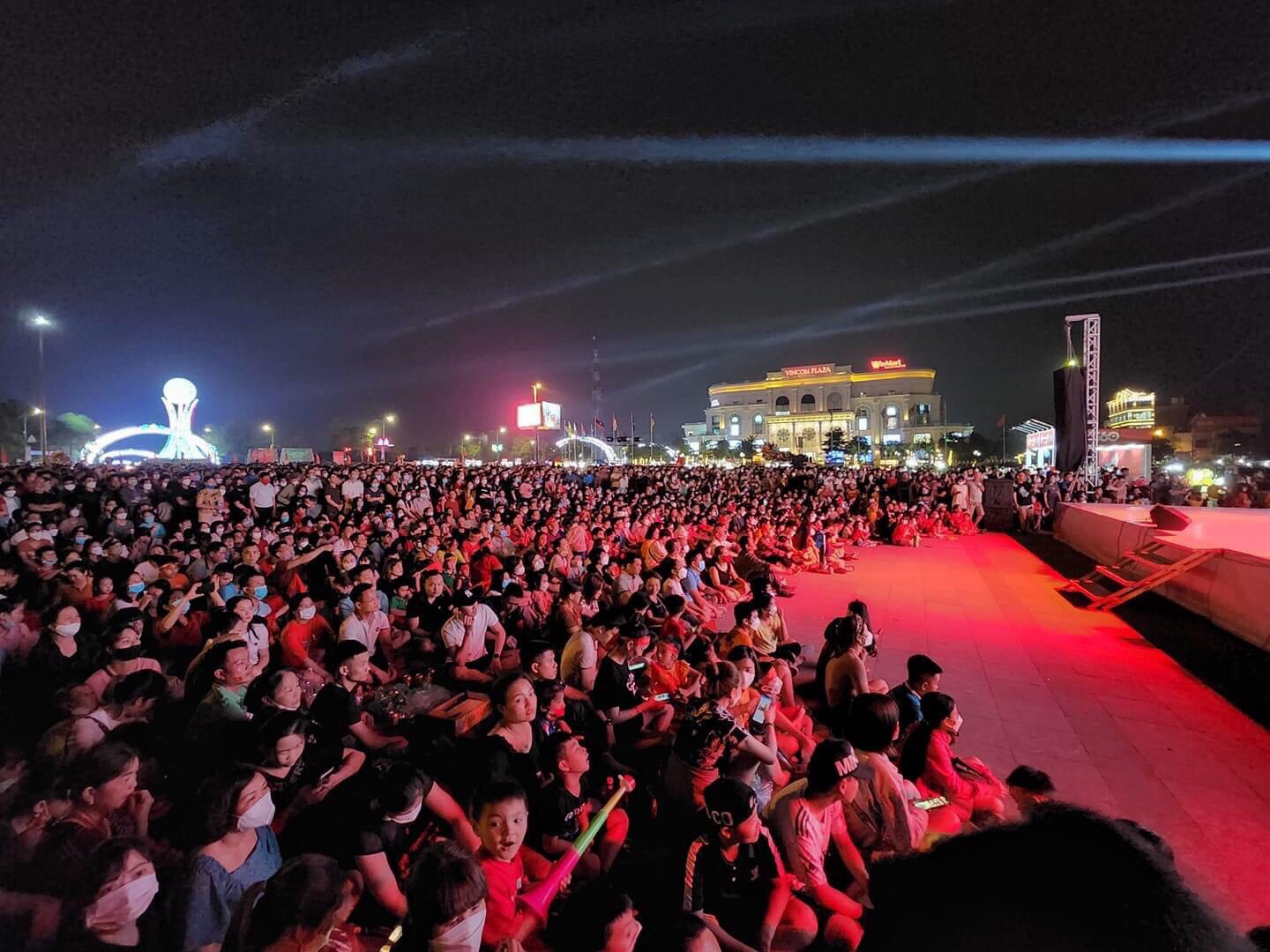Người hâm mộ “tiếp lửa” cho đội tuyển U23 Việt Nam qua màn hình LED tại Quảng trường Hùng Vương