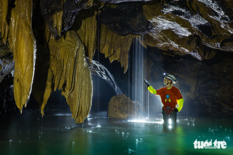 Ngây ngất với thạch nhũ trong hang động triệu năm ở Quảng Bình