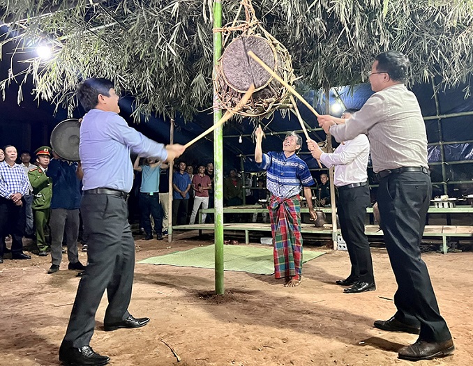 Vui lễ hội Đập trống truyền thống của người Ma Coong
