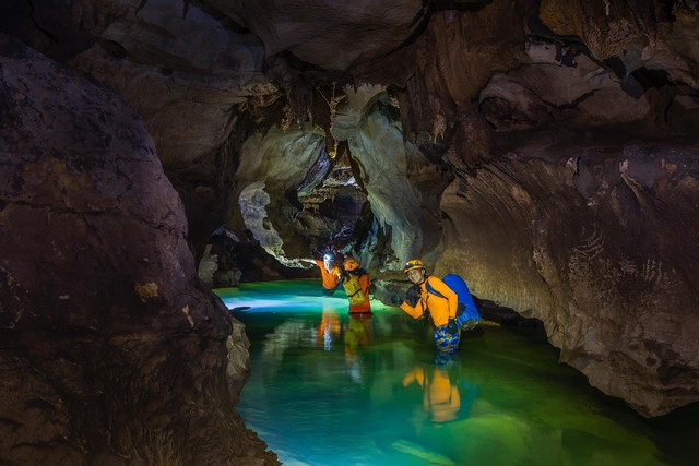 Một ngày thám hiểm hang động mới ở Quảng Bình