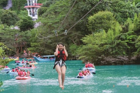 Du khách thích thú chơi zipline, tắm bùn trong hang ở Quảng Bình